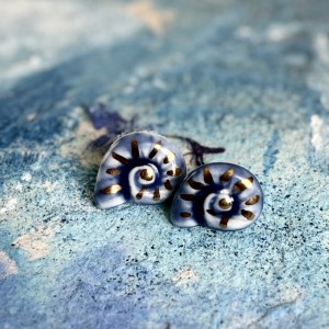 Porcelanowe kolczyki – Spirale z granatem i złotem